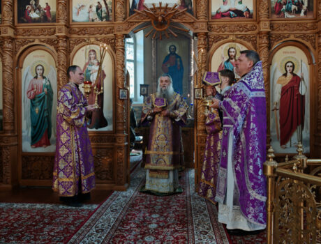 В Великий Четверг Преосвященный Савва совершил Божественную Литургию в нашем храме